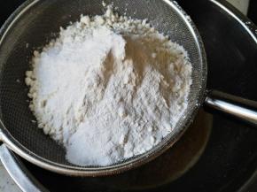 筛入低筋粉和泡打粉