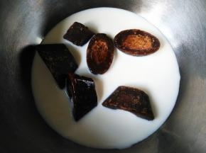 在牛奶中加入红糖