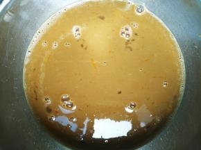 用蛋抽搅拌均匀