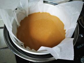 蒸锅里放足够的水，烧开后放入模具