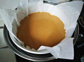 蒸锅里放足够的水，烧开后放入模具