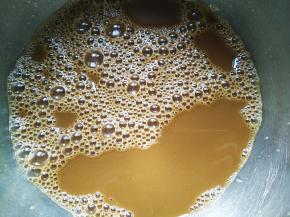 边加热边搅拌至红糖融化