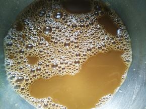 边加热边搅拌至红糖融化