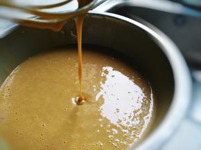 搅拌均匀，面糊的状态是可以快速连续滴落