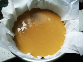 将面糊倒入铺了油纸的8寸模具中，静置10分钟