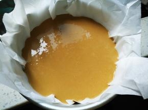 将面糊倒入铺了油纸的8寸模具中，静置10分钟