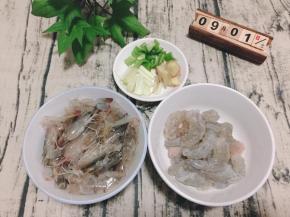 处理鲜虾，把虾的虾头虾皮放在一个碗里，虾仁处理好虾线放在一边备用