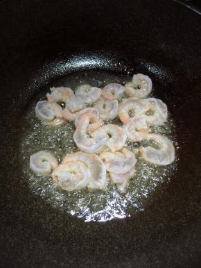 锅里热油下入虾仁，炒至半熟捞出