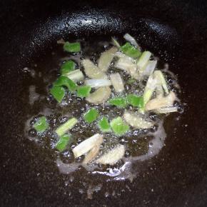 锅里生下的油加入葱姜辣椒爆香