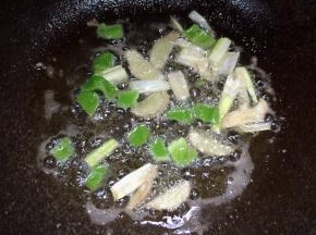 锅里生下的油加入葱姜辣椒爆香