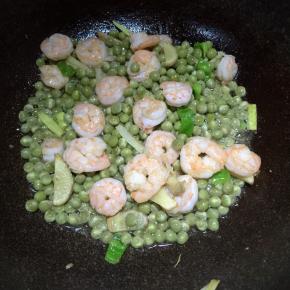 加入豌豆翻炒，然后加入虾仁翻炒