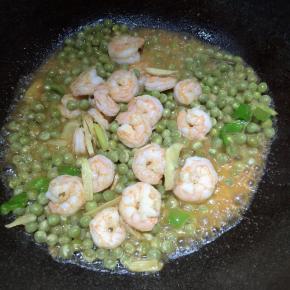 好吃的关键就是虾汤，所以加入虾汤翻炒均匀后加入盐，水淀粉，就了