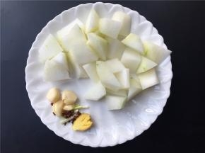 将冬瓜切块，生姜大蒜拍扁，小葱切段，准备几颗花椒。