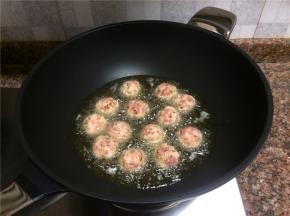 放入肉丸炸制两面发黄。