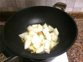 放入冬瓜翻炒30秒。