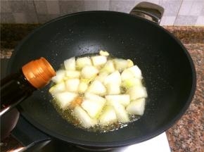 倒入适量生抽翻炒20秒。