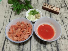 处理虾皮虾头，热锅放入少许油，油热加入虾头虾皮，炒出香味，放入适量的水熬出虾汤，炖煮好虾汤滤出