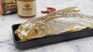 咸鱼还是朋友老家江西带来的，超级合我胃口，当然不能少了好吃的辣德鲜辣椒酱，辣椒酱里加了黑木耳，无论拌面还是拌饭，或者搭配各式各样的调味料来炒也是一级棒。