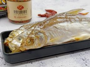 咸鱼还是朋友老家江西带来的，超级合我胃口，当然不能少了好吃的辣德鲜辣椒酱，辣椒酱里加了黑木耳，无论拌面还是拌饭，或者搭配各式各样的调味料来炒也是一级棒。