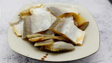 咸鱼用清水清洗几遍，剁成小块。