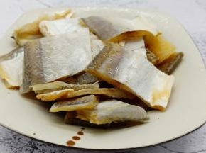 咸鱼用清水清洗几遍，剁成小块。