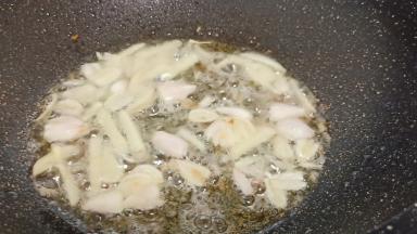 锅热倒适量的油，加生姜蒜大火炒出香味。