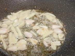 锅热倒适量的油，加生姜蒜大火炒出香味。