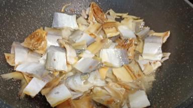 下咸鱼翻炒片刻。