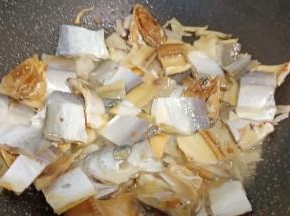 下咸鱼翻炒片刻。