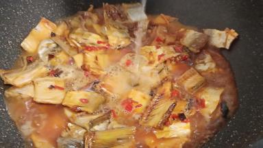 再加适量的啤酒，去腥的同时还可以增加鱼的香味！