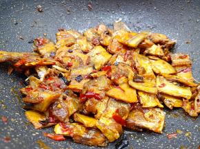 开大火慢慢收汁，出锅前加适量的味精调味即可。