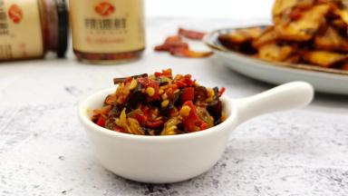 辣德鲜木耳辣椒酱，纯手工制作，无论拌面或者拌饭都是不错的下饭菜哦！