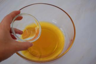 转化糖浆加入枧水，用手动打蛋器搅拌均匀 