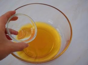 转化糖浆加入枧水，用手动打蛋器搅拌均匀 