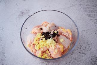 鸡肉中加入姜末、蒜末、豆豉