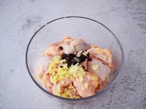 鸡肉中加入姜末、蒜末、豆豉