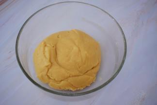 用刮刀拌匀，再用手揉成光滑的面团，盖上保鲜膜，室温醒发1-2小时