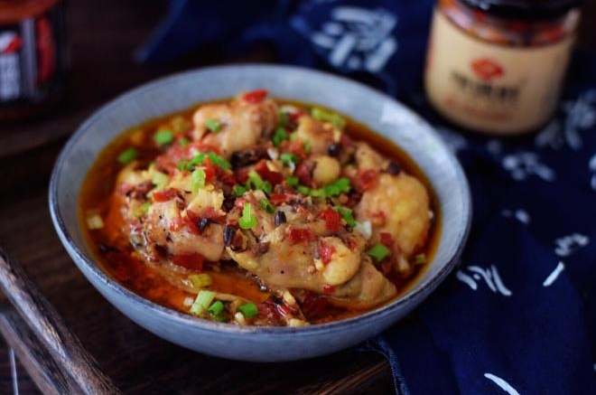 辣椒香菇酱蒸鸡肉