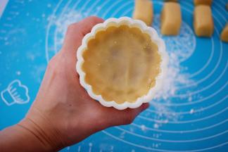 放入月饼模具中，按压平整