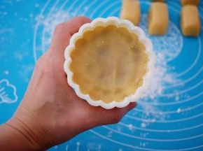 放入月饼模具中，按压平整