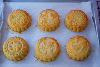 烤好取出晾凉后密封保存，三天后回油吃更佳。