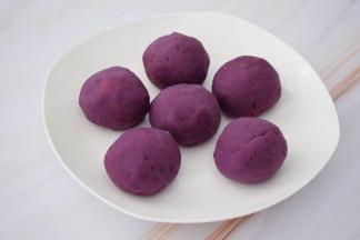 面团醒发时间，把紫薯馅分为60克为一份