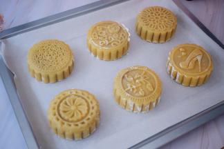 再倒扣按压在烤盘上