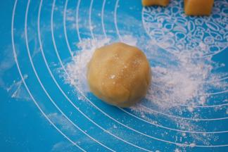 表面再撒上适量的手粉