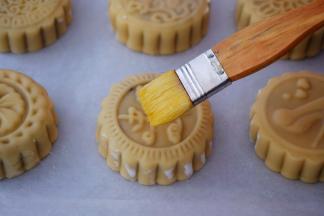 再取出月饼，在月饼表面和四边都刷一遍薄薄的蛋黄水