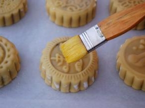 再取出月饼，在月饼表面和四边都刷一遍薄薄的蛋黄水