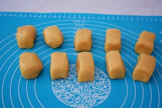 再把醒发好的饼皮分为40克为一份