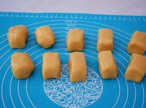 再把醒发好的饼皮分为40克为一份