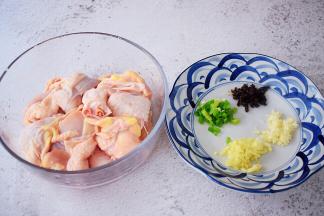 把鸡腿斩成小块，我是直接让卖鸡的店家帮我斩好，然后浸泡去血水洗净沥干水分备用，豆豉切末，姜切末，蒜切末，葱切葱花