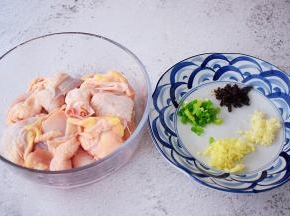 把鸡腿斩成小块，我是直接让卖鸡的店家帮我斩好，然后浸泡去血水洗净沥干水分备用，豆豉切末，姜切末，蒜切末，葱切葱花